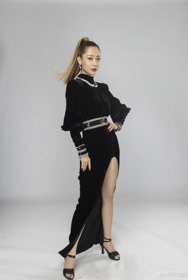 酸奶|白冰衣品可盐可甜，格纹西装帅气俏皮，发型一般人hold不住