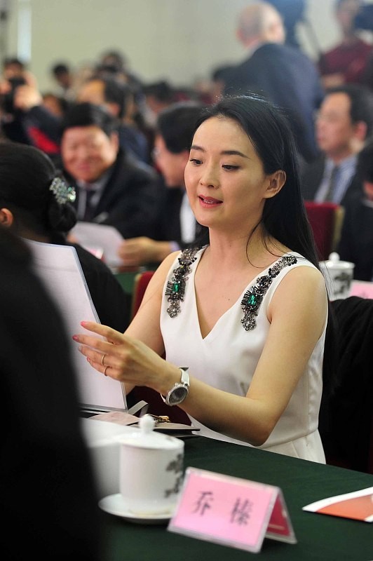 BiuVogue|王艳穿白色的简单裙子，依旧那么的高级，生图看着也很美