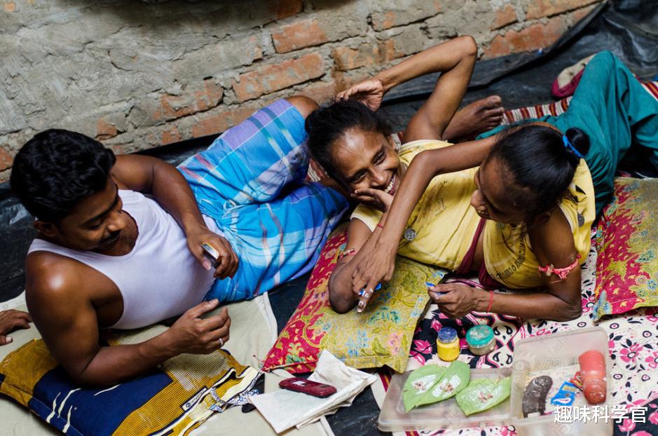 黑洞 “双头连体”姐妹花，如何控制同一个身躯？两个大脑更有优势吗？