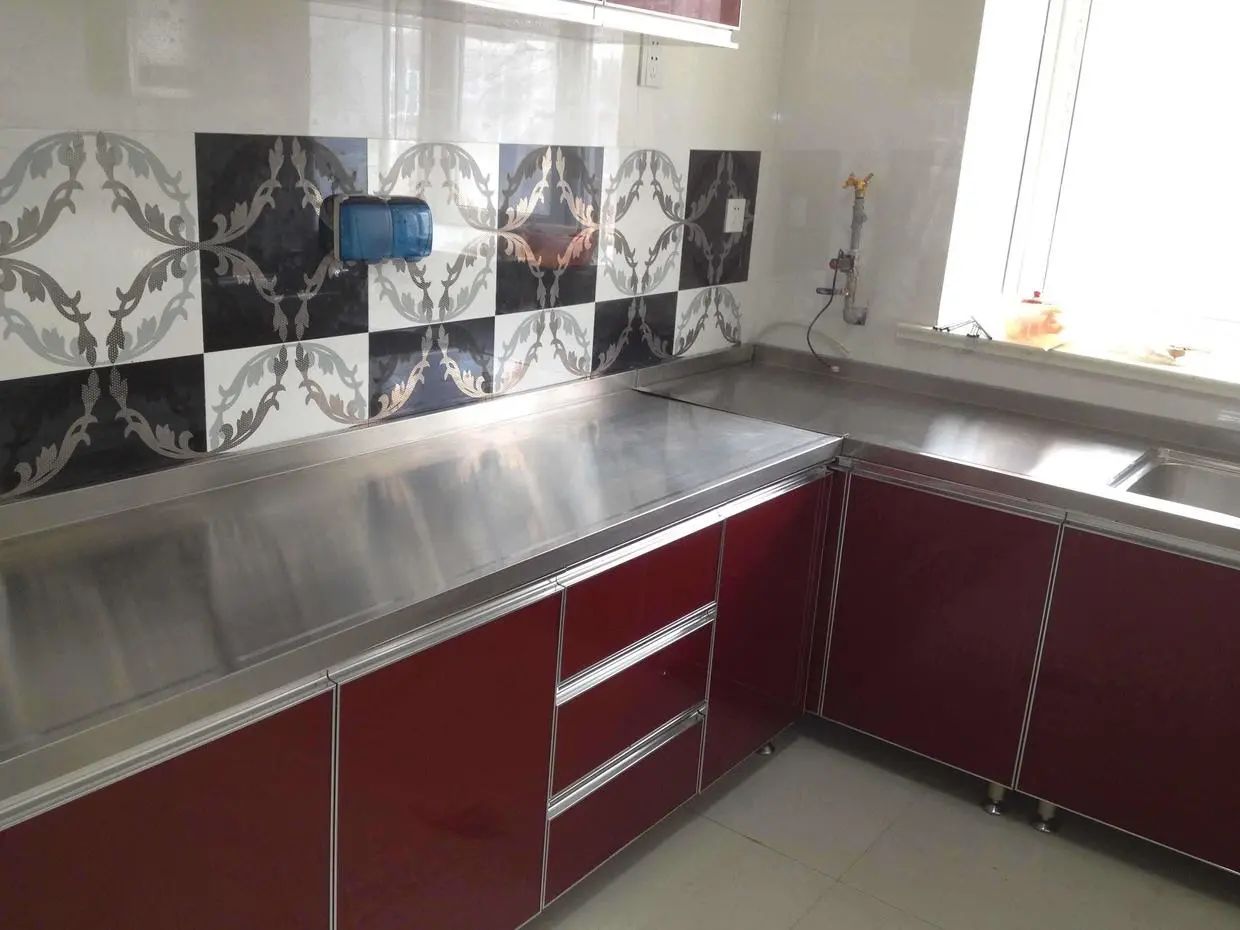 时尚装修设计大全|入住两年说实话：厨房台面到底能不能装不锈钢？很多家庭被坑了