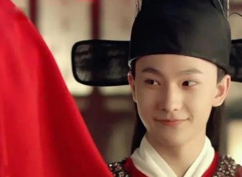 徐海乔|红楼剧组给徐海乔庆生，已婚任嘉伦也参加，跟女生合照动作很避嫌