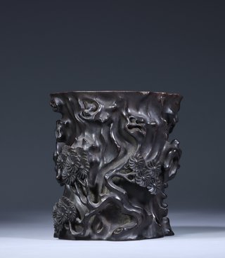 小叶紫檀|清代：小叶紫檀木雕·仿树桩式文房笔筒