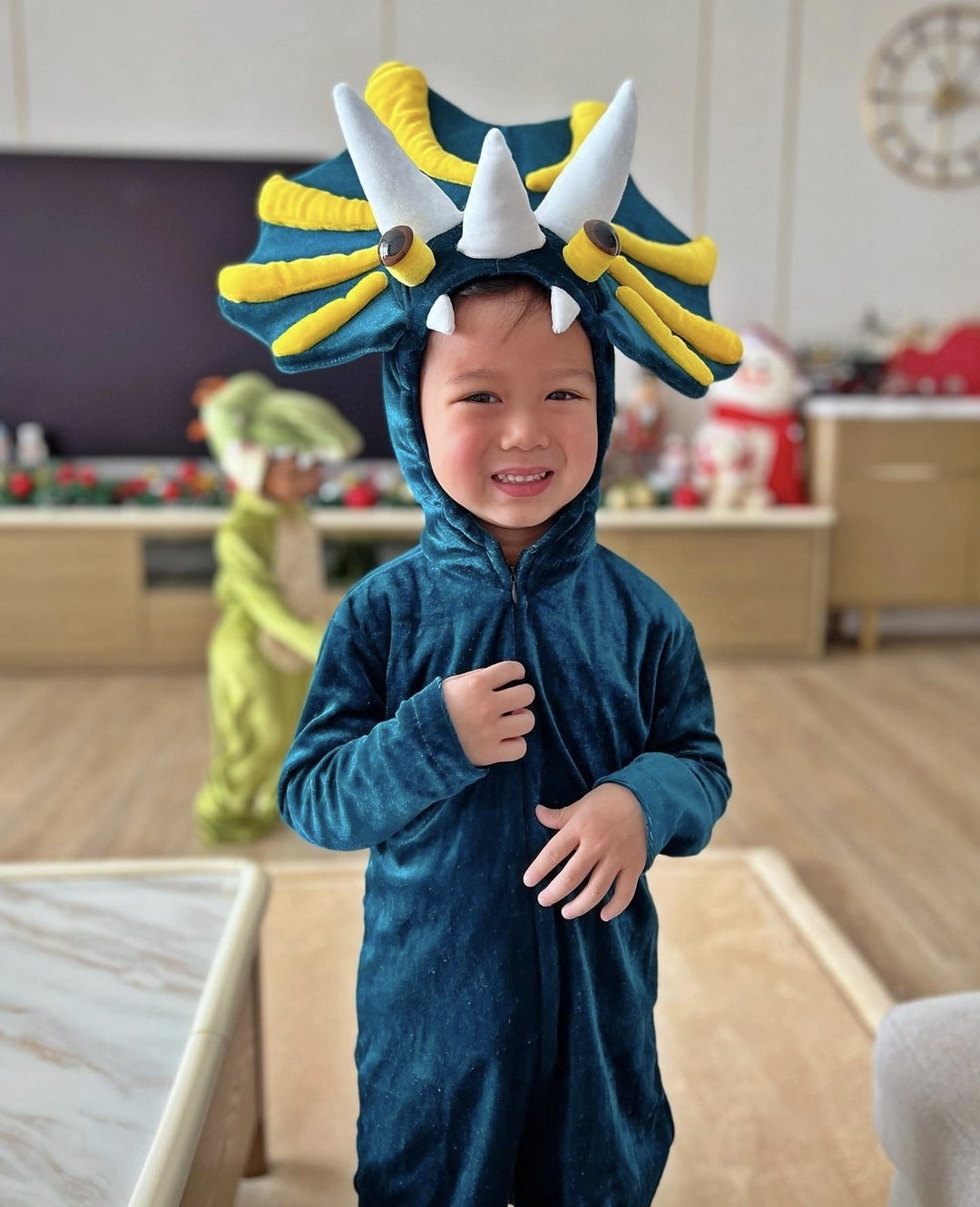 胡杏儿|胡杏儿俩儿子扮恐龙，哥哥神情生动搞怪，闭眼亲吻弟弟超有爱