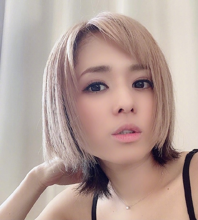 苍井空|苍井空晒搞怪自拍，撒娇吐舌头心情好，曾自曝喝酒后会更主动