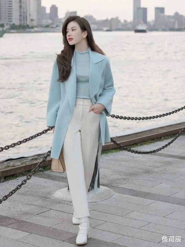 鱼司辰 冬天就要穿得保暖还好看，蓝绿色大衣+白色西装裤，知性又优雅