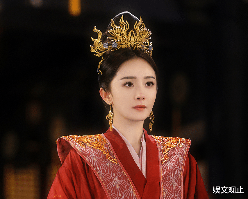 邢菲|邢菲新剧《覆流年》路透：一身红衣婚服造型好惊艳，适配度太高了