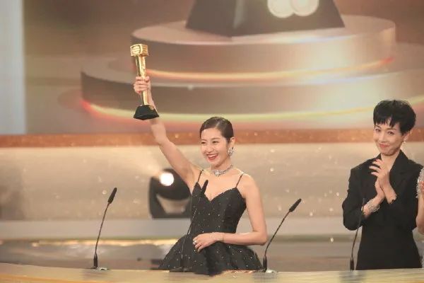 狄龙|狄龙儿子拿视帝惹众怒，被批星二代关系户，唯独陈自瑶最实至名归