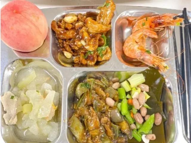 福州,银行女子晒单位伙食,5菜1汤天天不重样,水果牛奶吃到饱