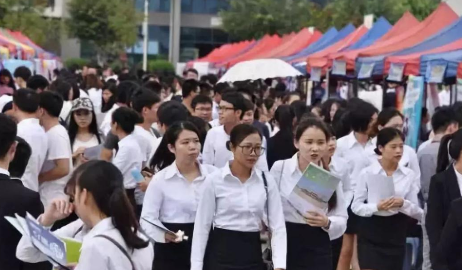应届生|应届生找工作难？同样是没经验，应届生其实比往届生更“吃香”