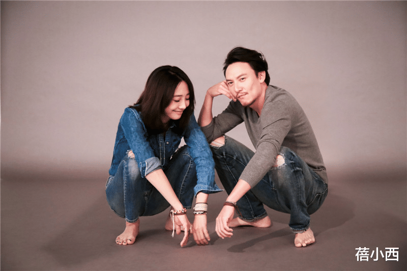 白百何|白百何、张震演绎侣装，2人穿牛仔装含情脉脉，摄影师拍得下去？