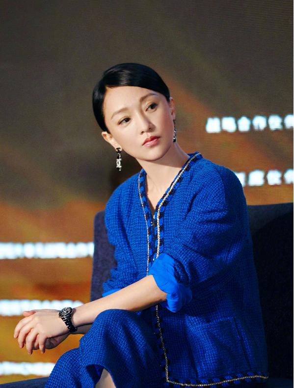穿衣搭配|虽说周迅的脸长得有些“寡淡”，但配上淡妆好精致，穿身蓝衣真美