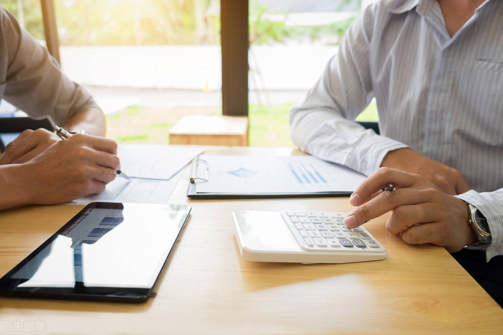 穿衣搭配|如何成为领导和同事眼中的好员工？四招教会你