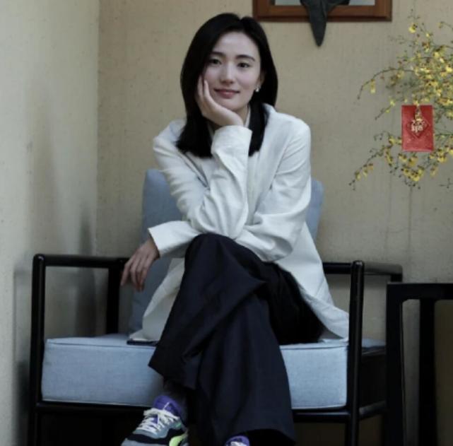 李亚鹏|李亚鹏和小19岁女友拍写真,海哈金喜超有范儿,手托腮像极了王菲