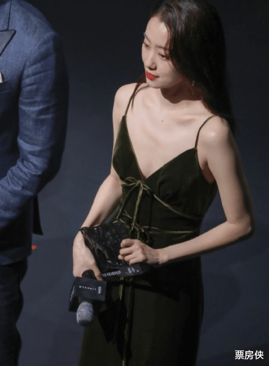 赵丽颖|芭莎礼服夜：杨颖翻车，倪妮平淡，胜出的是穿国货的赵丽颖张小斐