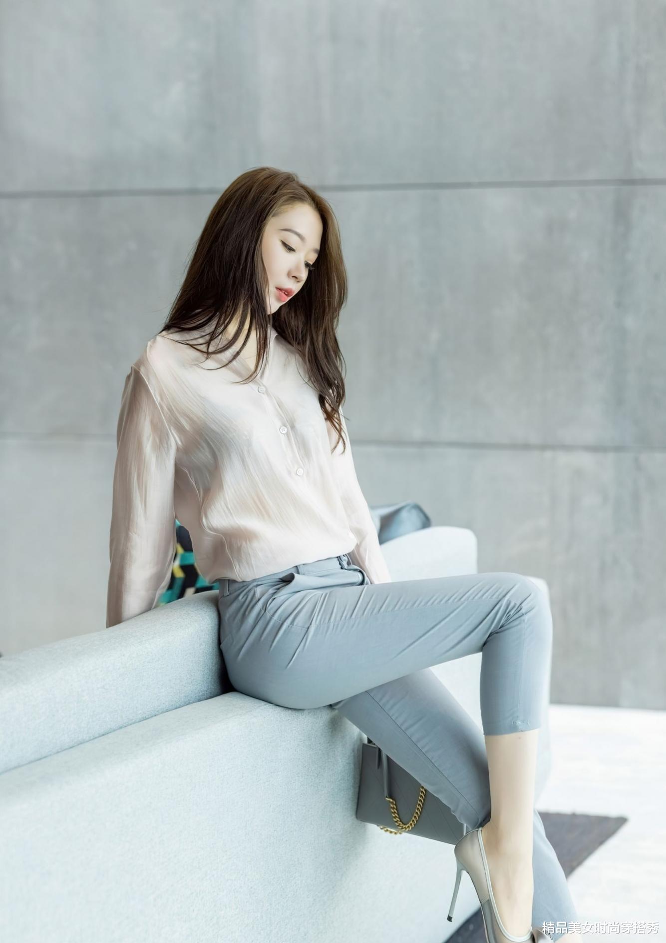 |初入职场要怎么穿？浅杏色衬衫搭配简约休闲裤，知性优雅又耐看