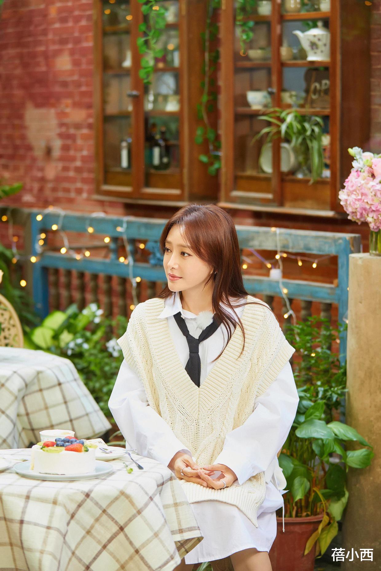 秦岚|秦岚这才是认真穿搭，“长款羽绒服叠穿大衣”，保暖减龄又时髦