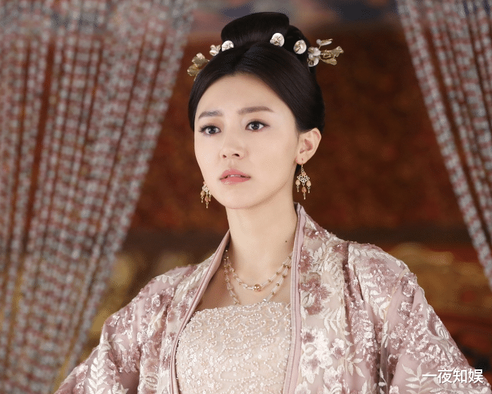 杨幂|杨幂的“嘉行四小花”，前3位逐渐沉寂，唯有她“扶摇直上”