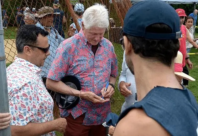 全球时尚号|克林顿夫妇享受老年时光，两人漫步海滩搭配保守，希拉里身材走样