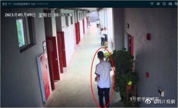 飞轮影视 还原成都49中学生坠亡事件：关键监控有无缺失？坠楼是如何发生的？孩子为何走到这一步