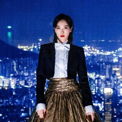 张卫健|张卫健张茜:参加聚会,女方抖腿抽烟旁若无人,男方一脸烦闷