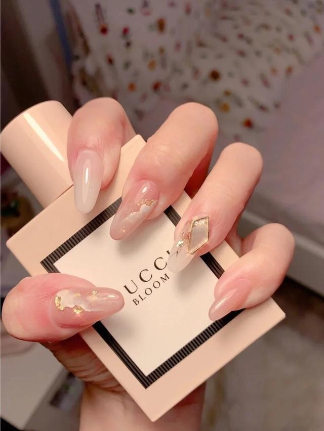 吴亦凡|郭碧婷嫁入豪门变高调，连指甲都挂着“金链子”，不用做家务真好