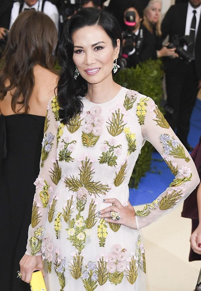 邓文迪|邓文迪也放飞自我，一身红配绿发型凌乱，素颜出镜有了老阿姨味道