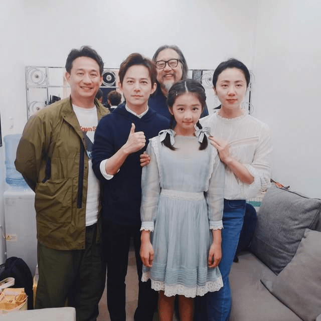 猫姐穿搭经|黄磊15岁女儿真给长脸，扎麻花辫搭档何炅演话剧，甜美打扮惹人爱