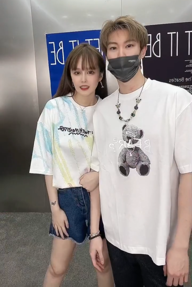 赵本山|赵本山女儿球球和男友出镜秀恩爱,男方脖子上吻痕抢镜