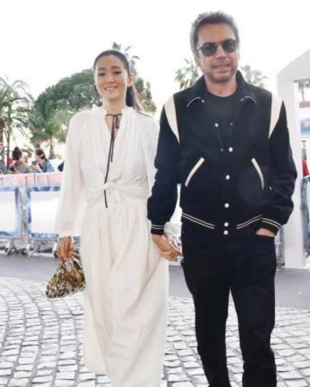 巩俐|巩俐18岁连体泳衣秀，旧照火辣身材，与如今霸气形成反差。