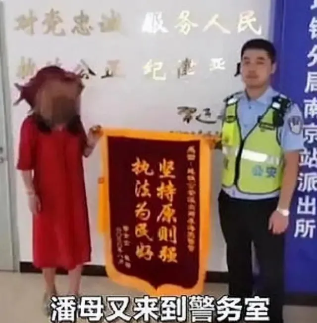 Haviven聊球看 男子地铁脱裤子全裸猥亵女乘客，场面太不堪！