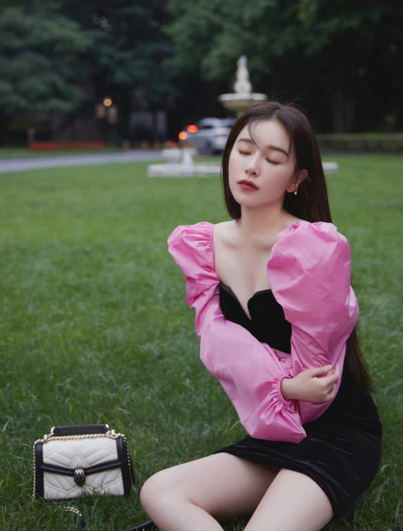 大时尚大观点|阚清子身材被低估了，V领泡泡裙秀丰满曲线，甜酷女孩上线