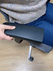 居家办公都要认真：入手黑白调人体工学椅，坐着舒服工作顺心