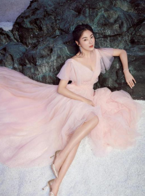 张雨绮|张雨绮又爆新恋情？街头与小10岁男友举止亲密，一同走出婚纱店