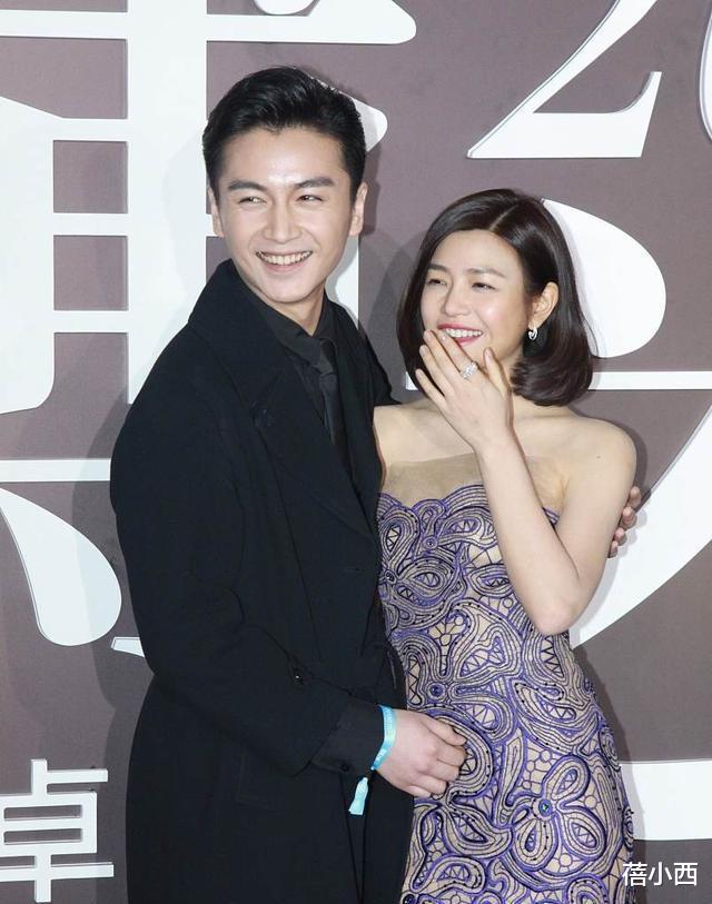 蓓小西|陈妍希明明比陈晓大4岁，却被宠成小女孩，尤物身材穿抹胸裙真美