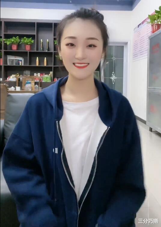 三分巧搭 “大衣哥”媳妇衣品不错，开衫配牛仔裤真接地气，看着干净又清爽