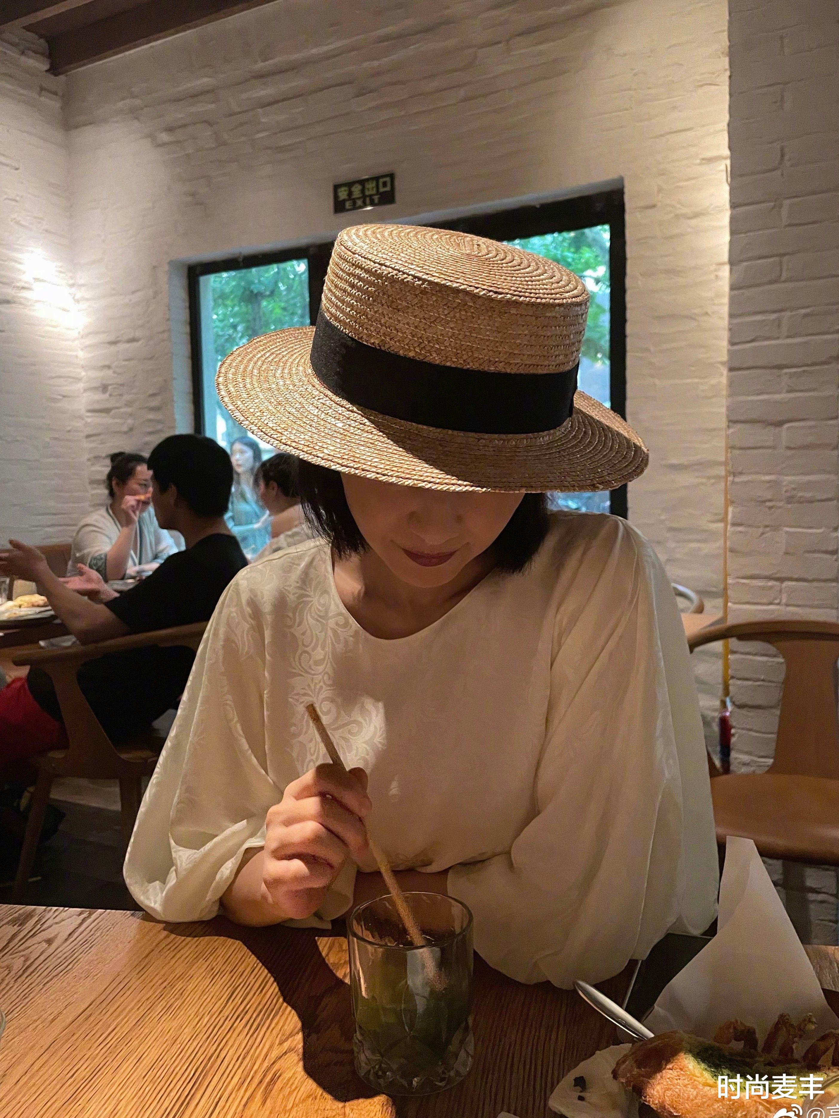 时尚麦丰|女神高圆圆7月微博营业，白色上衣配黑色半身裙，复古文艺范儿