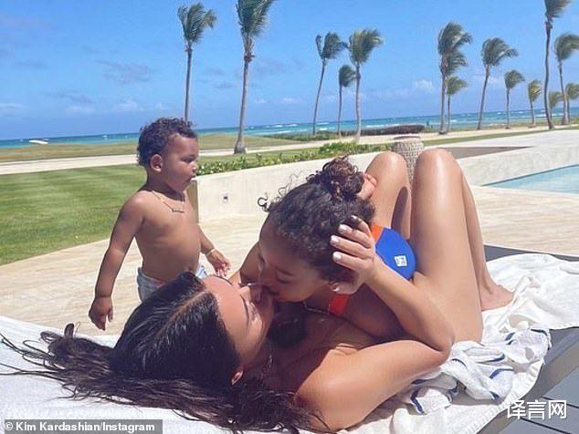 金·卡戴珊|金·卡戴珊享受碧海蓝天，被仨娃贴身环绕超满足，3岁芝加哥最粘妈妈