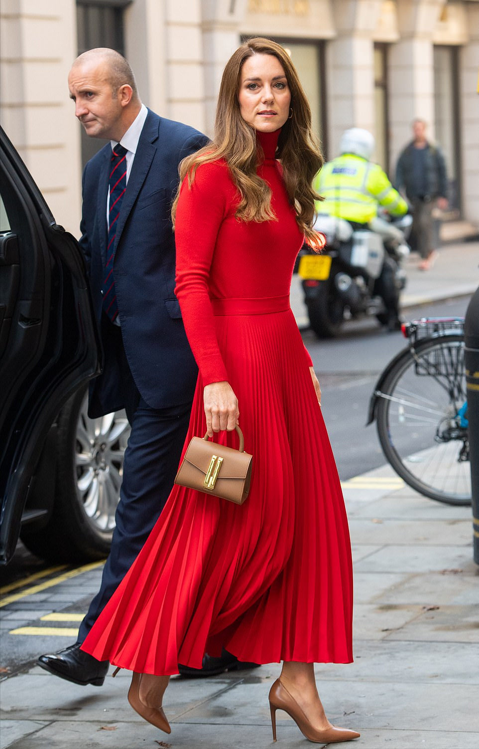 全球时尚风行 凯特穿衣终于大胆了!一身红色造型比卡米拉好看,就是脸上松垮了