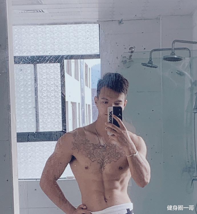 健身圈一哥 28岁肌肉小哥哥，撩起衣服就是腹肌，一看就是健身房挥汗如雨的结果！