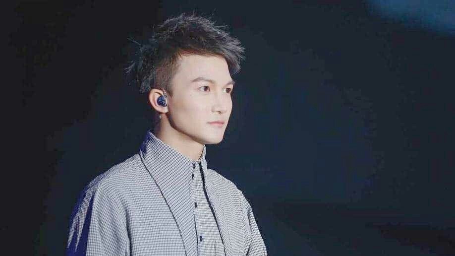 |周深念念青春：故事已开始，努力让自己发光，对的人才会迎光而来