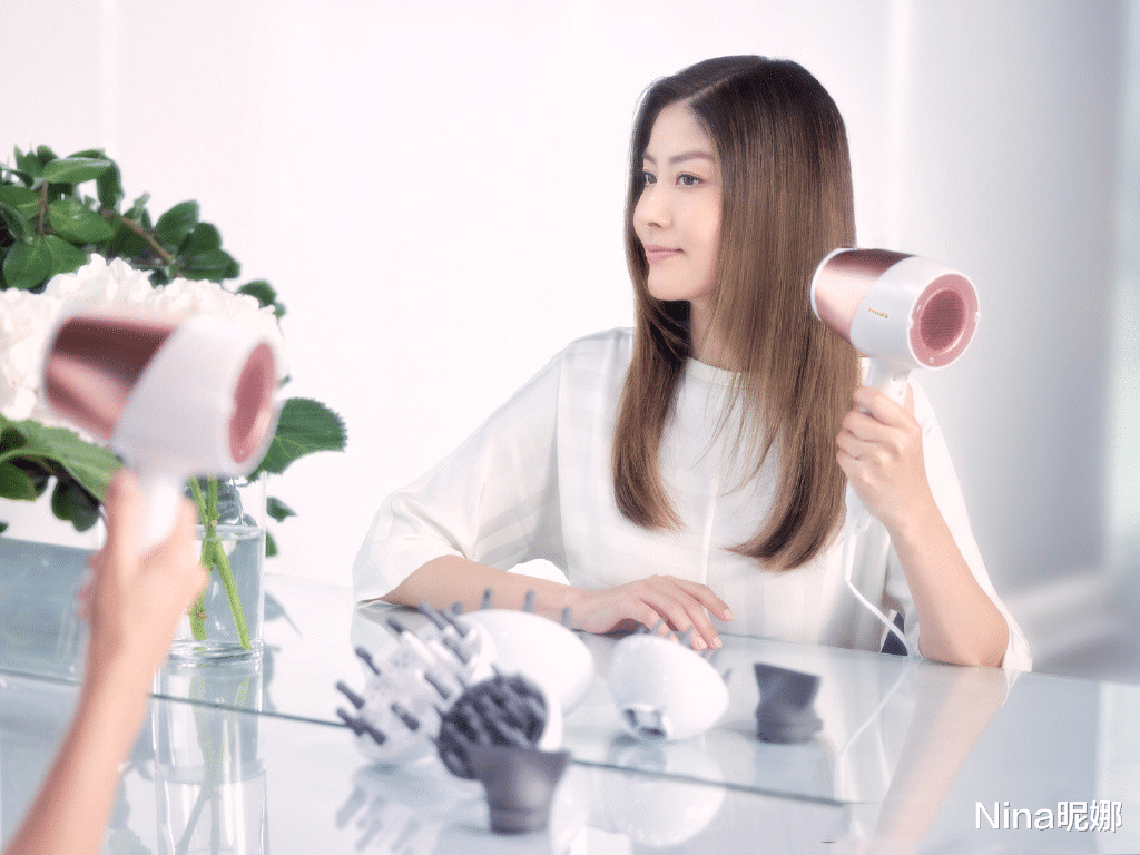 红楼梦|49岁陈慧琳复工上班，穿黑西装配瀑布长发，出道26年状态似小姑娘