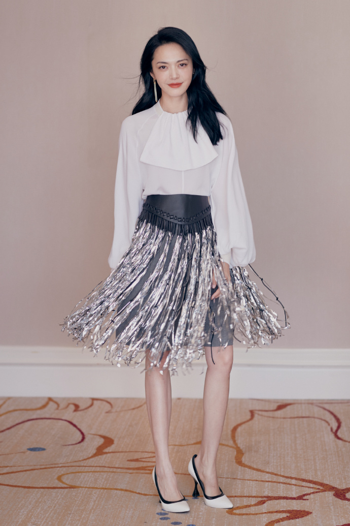 何有强|姚晨真是中年女性标杆,一袭黑色连衣裙端庄稳重,高级洋气