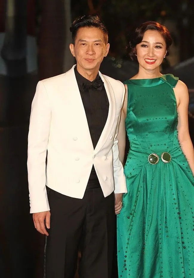 全球时尚号|56岁关咏荷与张家辉同框，穿绿色高光色长裙好惊艳，不像两孩子妈