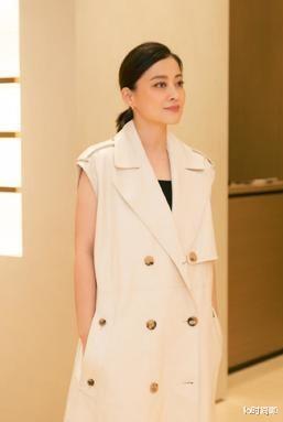 lo时尚咖|梅婷淡妆怼脸拍却没皱纹，但感觉眼袋有点重，皮肤光滑却还反光