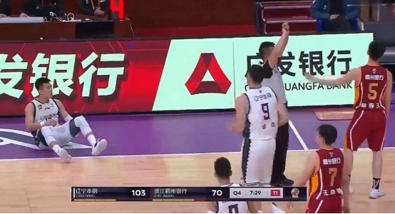 郭艾伦|12月30日郭艾伦违体＋技术犯规被驱逐出场，这次判罚合理吗？
