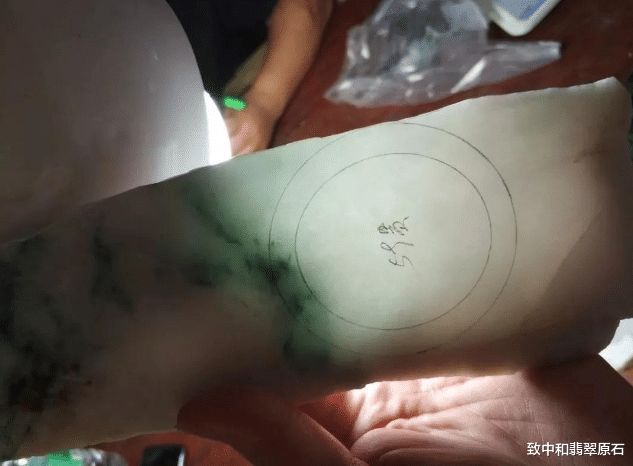 翡翠|少女稀里糊涂花2万买下一块吐司形状的原石，七刀下去竟出了一筐手镯