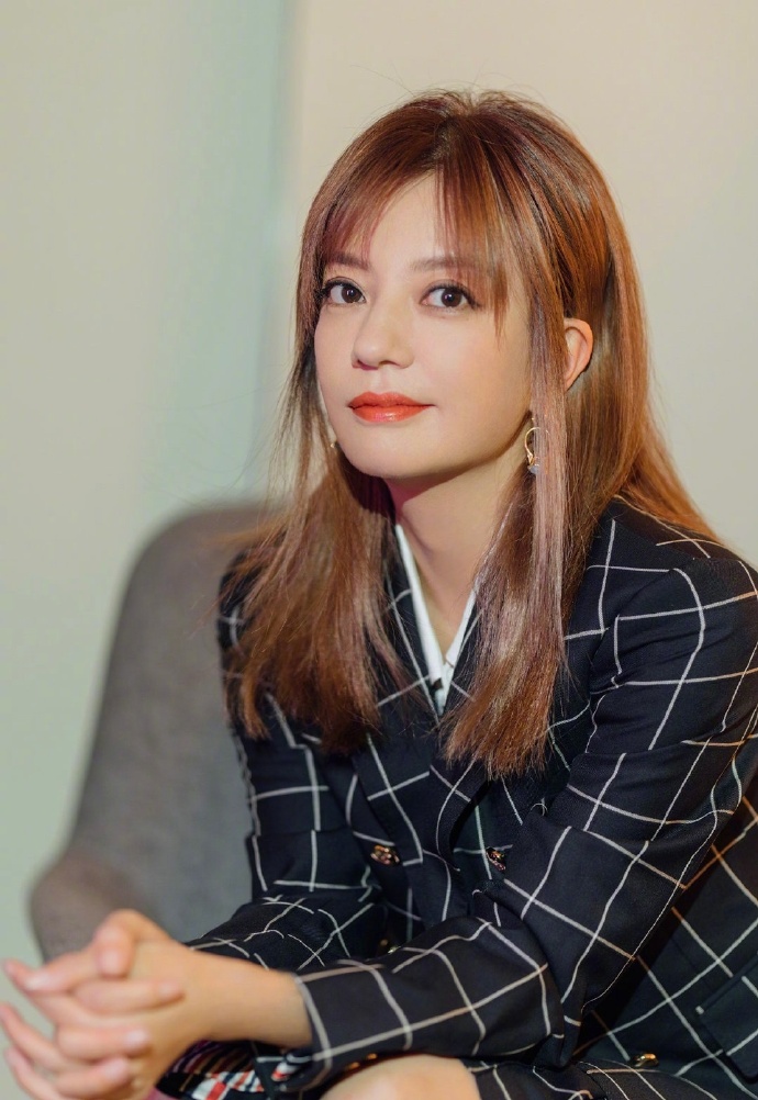 赵薇|赵薇被全网封杀！3部待播剧投资10亿无法播出，丈夫黄有龙欠款3亿