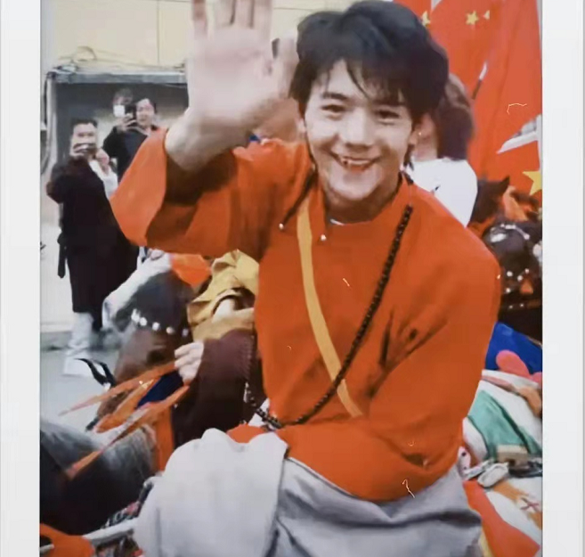 时尚风行派|丁真骑白马上街超有排面！穿藏袍举国旗意气风发，笑容好有感染力