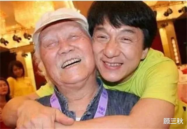 成龙|成龙同父异母的大哥，7岁时被父亲抛弃，73岁第一次见到明星弟弟