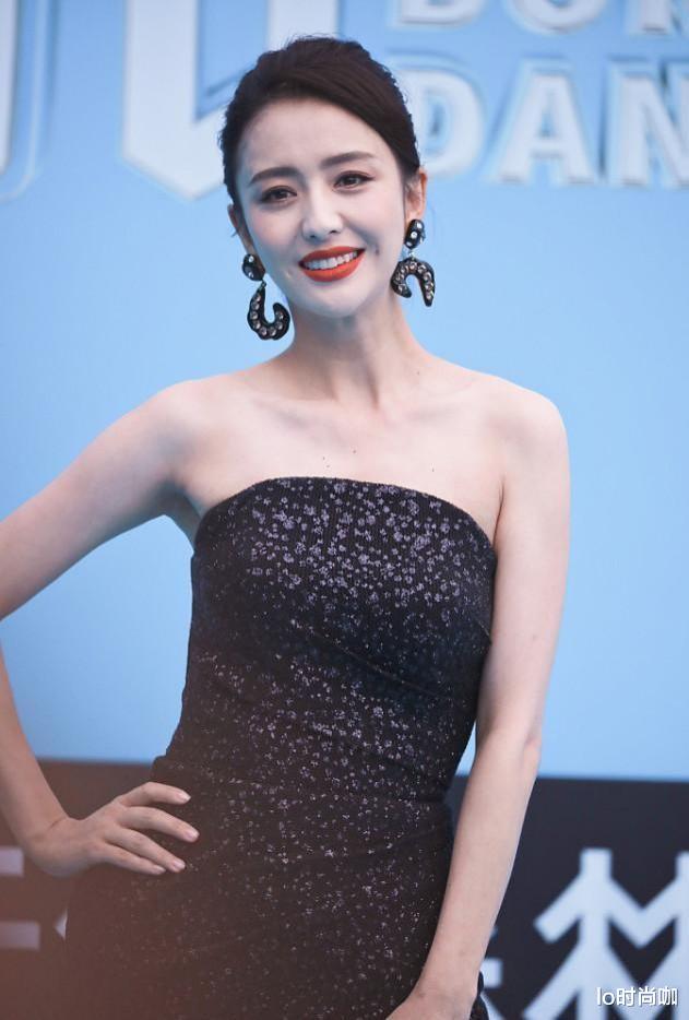 lo时尚咖 佟丽娅离婚后气场全开，穿抹胸礼裙大秀精致锁骨，盘发优雅知性